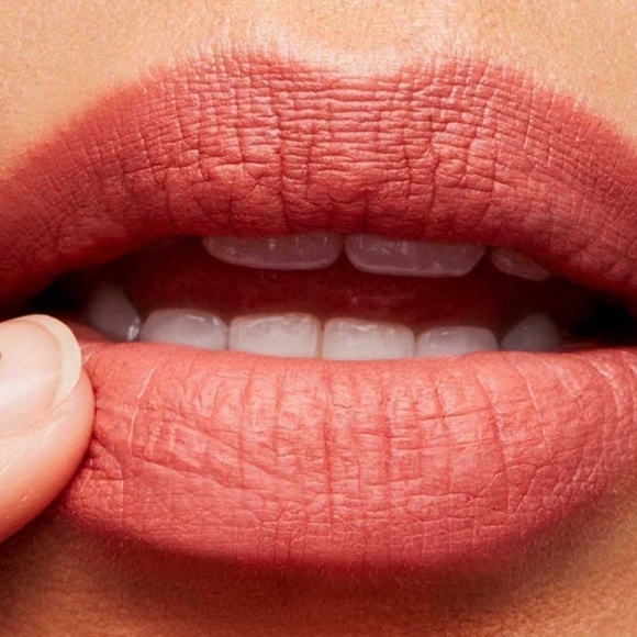 MAC Runway Hit Retro Matte Lipstick NIB - Picture 3 of 13